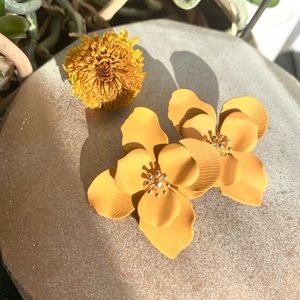Beautiful yellow flower 🌸 earrings